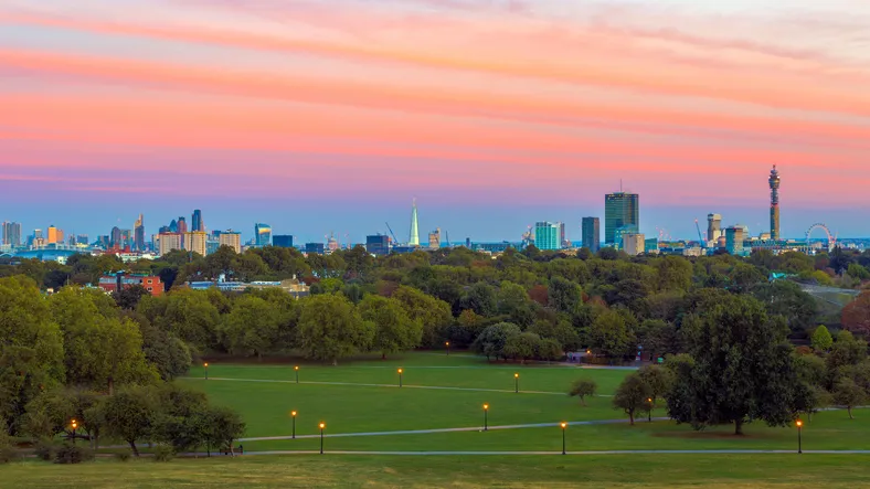 Skyline de Londres al atardecer desde el mirador gratuito de Primrose Hill