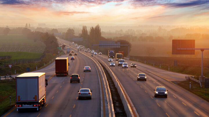 Viaje con libertad por la autopista. Descubre Via-T