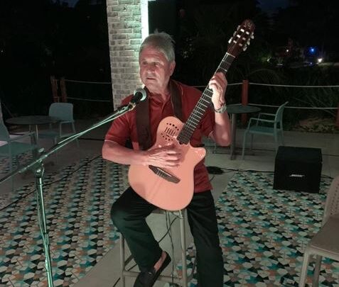 Juan Ferri: El guitarrista anónimo de Sandos Playacar