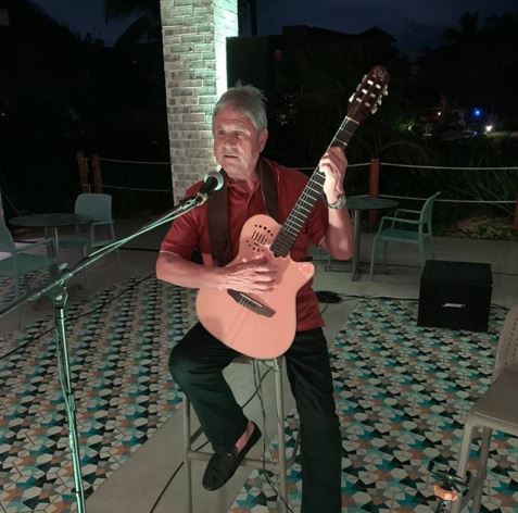 Juan Ferri: El guitarrista anónimo de Sandos Playacar
