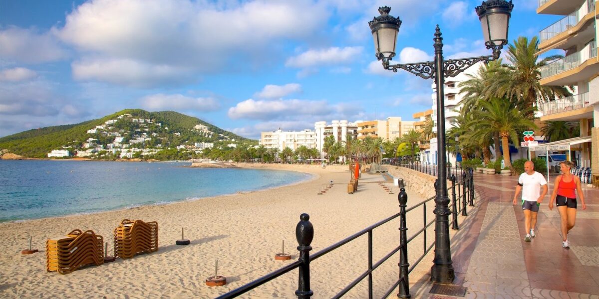 Santa Eulalia en Ibiza: Guía para descubrir sus playas, cultura y alojamiento